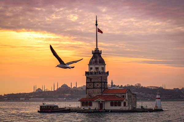 Torre de la Doncella en el Estrecho del Bósforo en Estambul