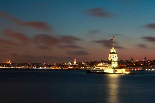 Torre de la Doncella iluminada de noche en Estambul